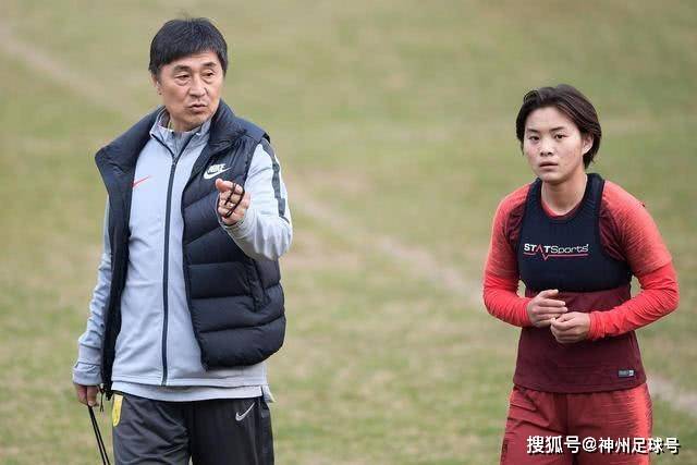 曼联在芒特表现后思考中场引援，但卡里克对其健康存疑